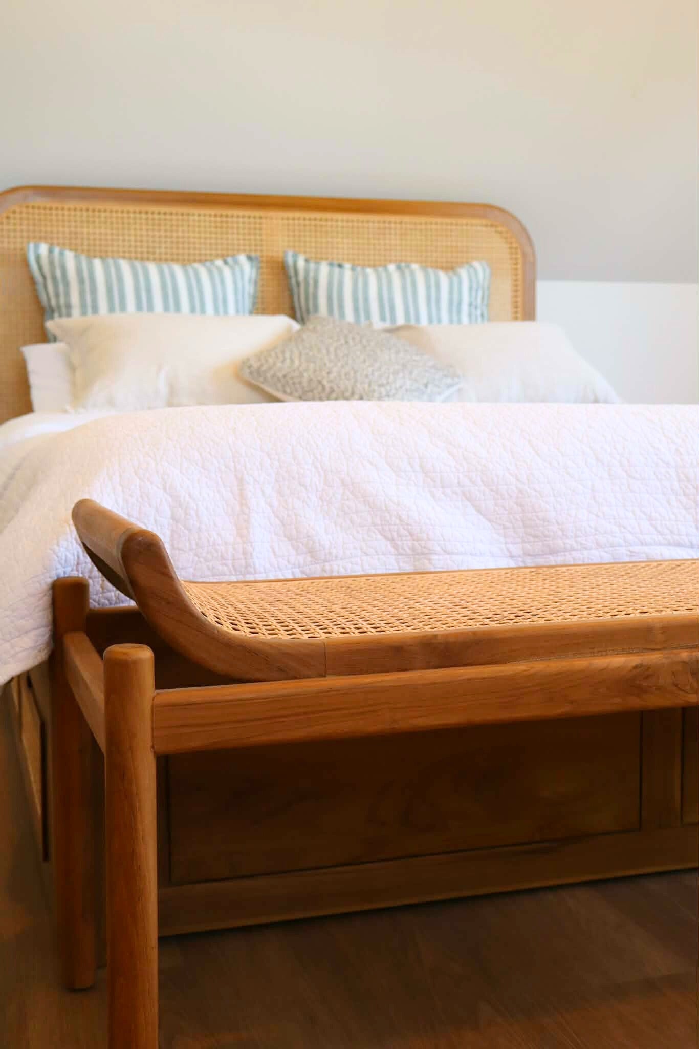 Sundara Bench